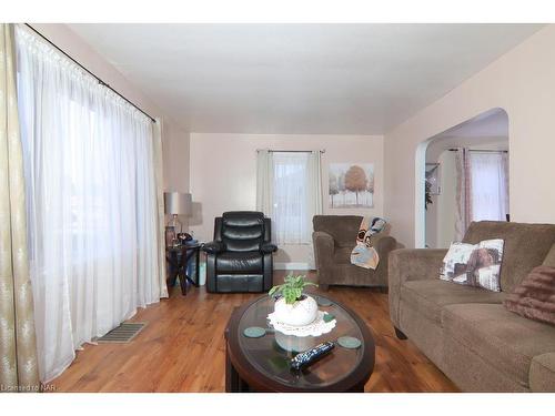 82 Louth Street, St. Catharines, ON - Indoor Photo Showing Living Room