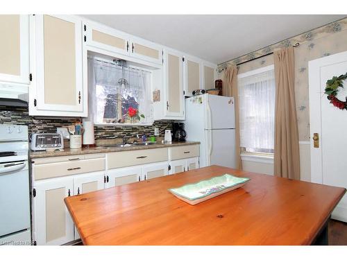 82 Louth Street, St. Catharines, ON - Indoor Photo Showing Kitchen