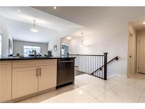 10 Hawthorn Avenue, Thorold, ON - Indoor Photo Showing Kitchen