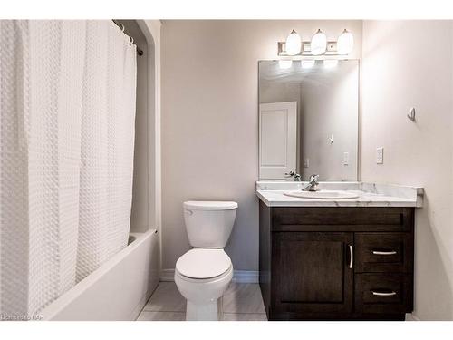 10 Hawthorn Avenue, Thorold, ON - Indoor Photo Showing Bathroom