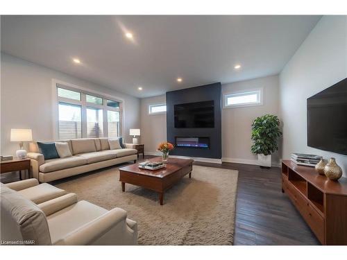 7903 Mulhern Street, Niagara Falls, ON - Indoor Photo Showing Living Room