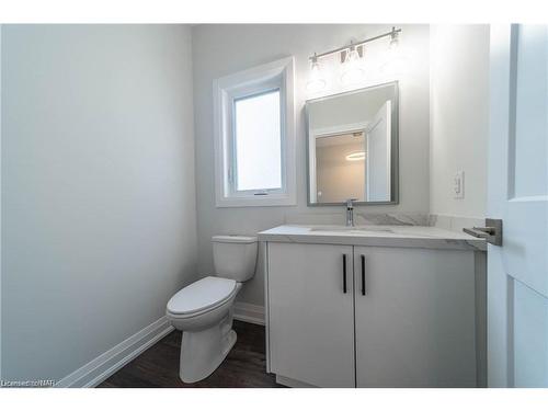 7903 Mulhern Street, Niagara Falls, ON - Indoor Photo Showing Bathroom