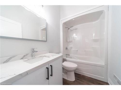 7903 Mulhern Street, Niagara Falls, ON - Indoor Photo Showing Bathroom