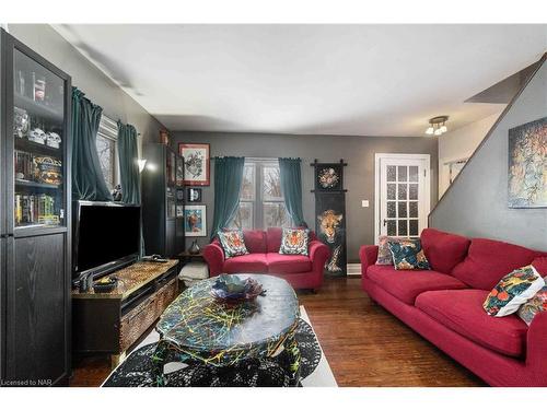 48 Myrtle Avenue, Welland, ON - Indoor Photo Showing Living Room