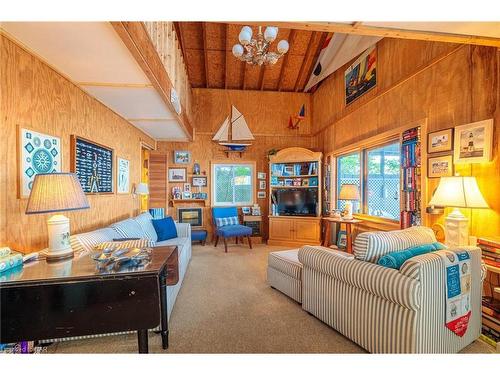 4047 Crystal Beach Hill Lane, Crystal Beach, ON - Indoor Photo Showing Living Room