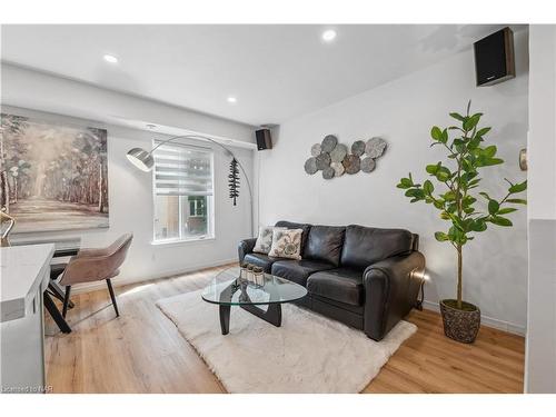 213-26 Western Battery Road, Toronto, ON - Indoor Photo Showing Living Room