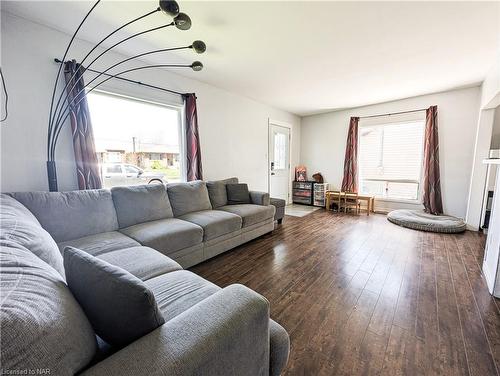 6620 Barker Street, Niagara Falls, ON - Indoor Photo Showing Living Room