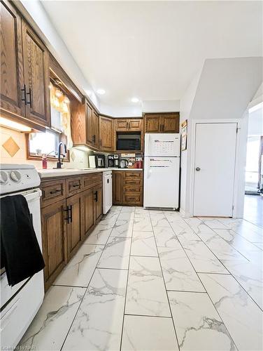 6620 Barker Street, Niagara Falls, ON - Indoor Photo Showing Kitchen