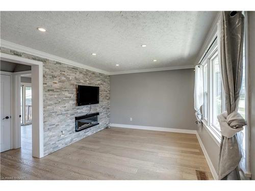 6259 Atlee Street, Niagara Falls, ON - Indoor With Fireplace