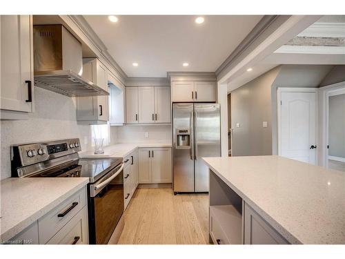 6259 Atlee Street, Niagara Falls, ON - Indoor Photo Showing Kitchen With Upgraded Kitchen