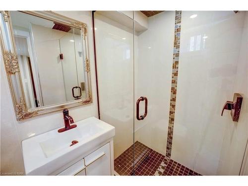 6259 Atlee Street, Niagara Falls, ON - Indoor Photo Showing Bathroom