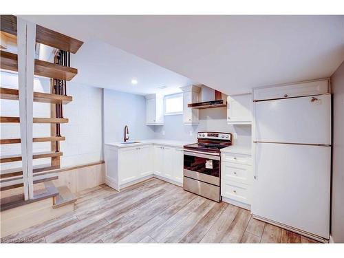 6259 Atlee Street, Niagara Falls, ON - Indoor Photo Showing Kitchen