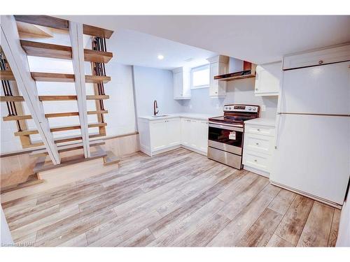 6259 Atlee Street, Niagara Falls, ON - Indoor Photo Showing Kitchen