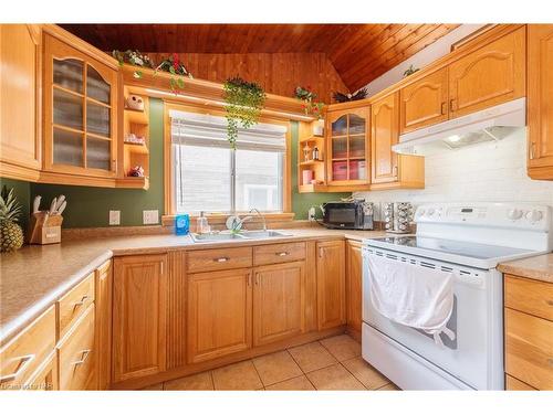 6558 Orchard Avenue, Niagara Falls, ON - Indoor Photo Showing Kitchen With Double Sink