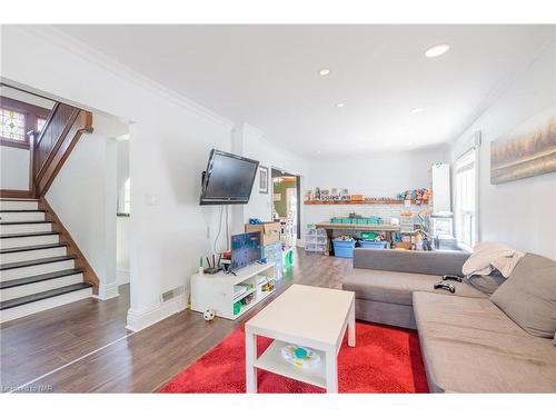 6558 Orchard Avenue, Niagara Falls, ON - Indoor Photo Showing Living Room