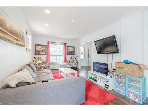 6558 Orchard Avenue, Niagara Falls, ON - Indoor Photo Showing Living Room