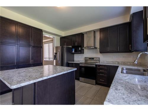 9462 Tallgrass Avenue, Niagara Falls, ON - Indoor Photo Showing Kitchen With Double Sink