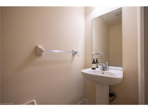 9462 Tallgrass Avenue, Niagara Falls, ON - Indoor Photo Showing Bathroom