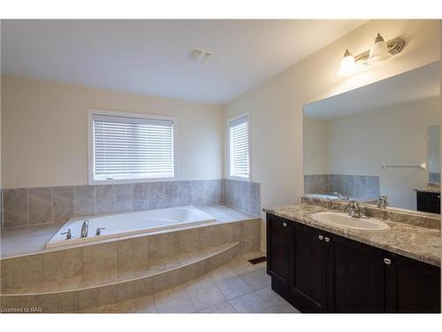 9462 Tallgrass Avenue, Niagara Falls, ON - Indoor Photo Showing Bathroom