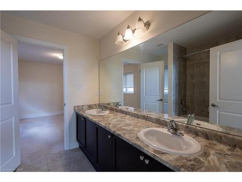 9462 Tallgrass Avenue, Niagara Falls, ON - Indoor Photo Showing Bathroom