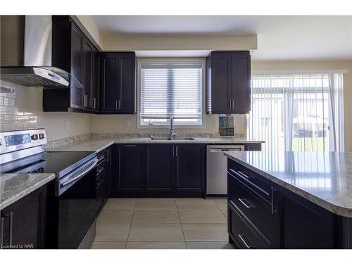 9462 Tallgrass Avenue, Niagara Falls, ON - Indoor Photo Showing Kitchen With Double Sink