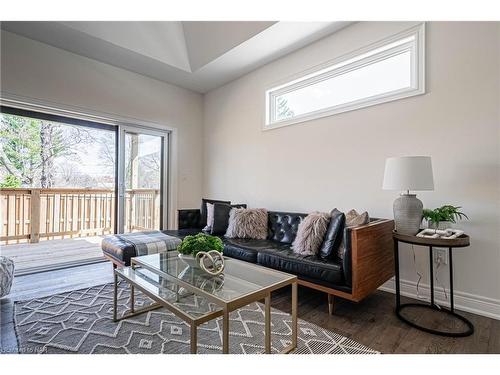 500 Royal Ridge Drive, Fort Erie, ON - Indoor Photo Showing Living Room