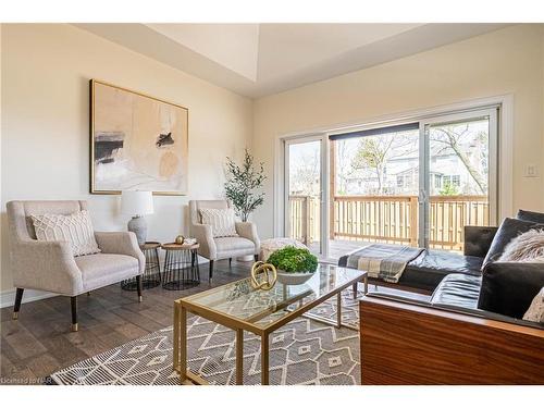 500 Royal Ridge Drive, Fort Erie, ON - Indoor Photo Showing Living Room