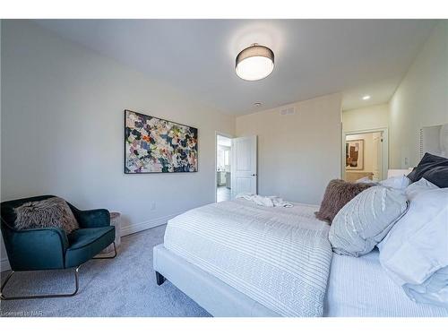 500 Royal Ridge Drive, Fort Erie, ON - Indoor Photo Showing Bedroom