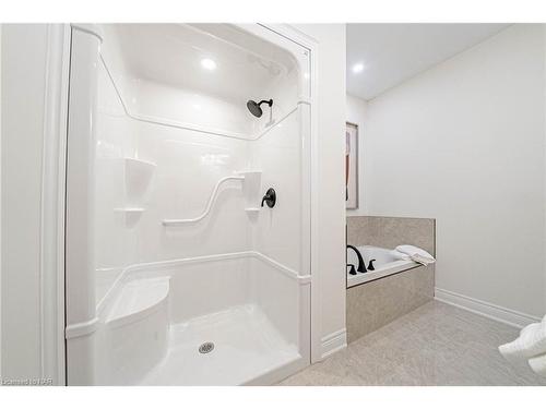 500 Royal Ridge Drive, Fort Erie, ON - Indoor Photo Showing Bathroom