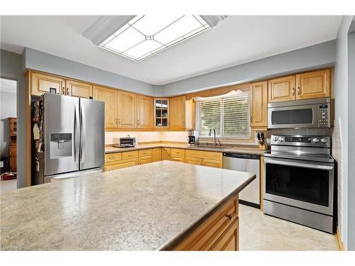 6 Butler Crescent, St. Catharines, ON - Indoor Photo Showing Kitchen With Stainless Steel Kitchen With Double Sink