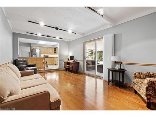 6 Butler Crescent, St. Catharines, ON - Indoor Photo Showing Living Room