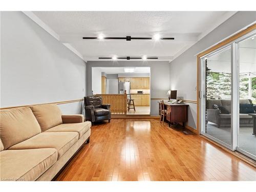 6 Butler Crescent, St. Catharines, ON - Indoor Photo Showing Living Room