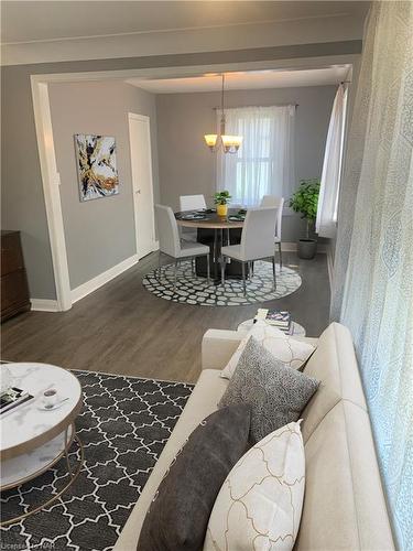 3 Ivy Avenue, St. Catharines, ON - Indoor Photo Showing Living Room