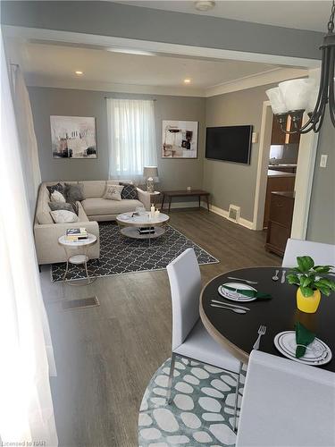 3 Ivy Avenue, St. Catharines, ON - Indoor Photo Showing Living Room