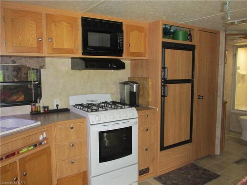 4-334 Rattlesnake Road, Lowbanks, ON - Indoor Photo Showing Kitchen