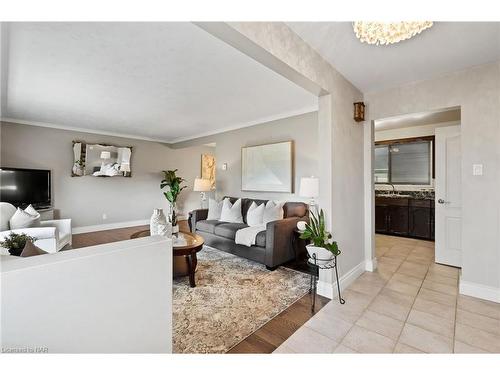 1966 Winger Road, Fort Erie, ON - Indoor Photo Showing Living Room