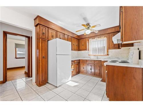 5895 Valley Way, Niagara Falls, ON - Indoor Photo Showing Kitchen