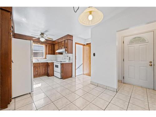 5895 Valley Way, Niagara Falls, ON - Indoor Photo Showing Kitchen