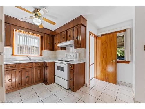 5895 Valley Way, Niagara Falls, ON - Indoor Photo Showing Kitchen