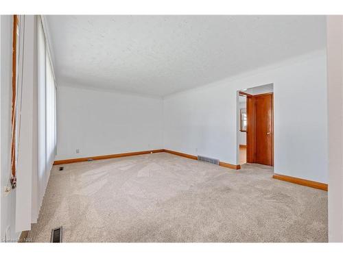 5895 Valley Way, Niagara Falls, ON - Indoor Photo Showing Other Room