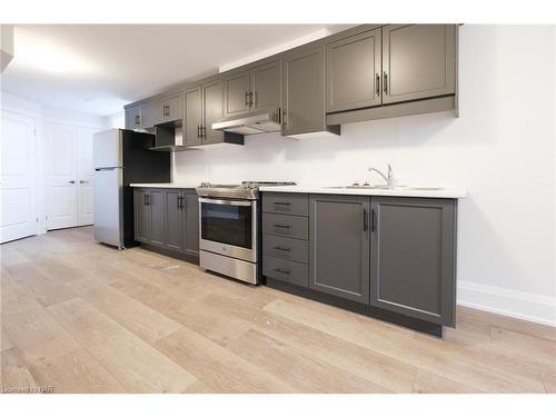 7709 Secretariat Court, Niagara Falls, ON - Indoor Photo Showing Kitchen