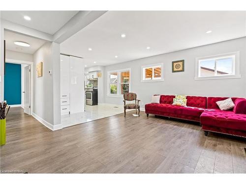 458 Lakeside Road, Fort Erie, ON - Indoor Photo Showing Living Room