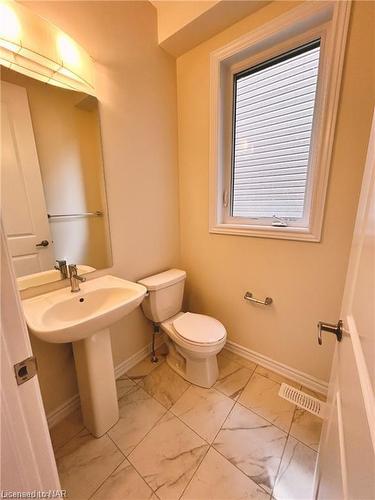 61 Ever Sweet Way, Thorold, ON - Indoor Photo Showing Bathroom