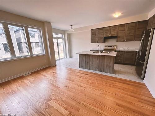 61 Ever Sweet Way, Thorold, ON - Indoor Photo Showing Kitchen