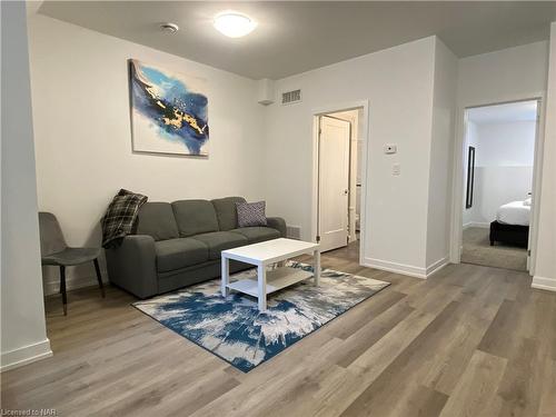 211-781 Clare Avenue, Welland, ON - Indoor Photo Showing Living Room