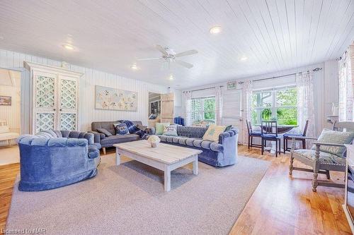 12235 Lakeshore Rd Road, Wainfleet, ON - Indoor Photo Showing Living Room