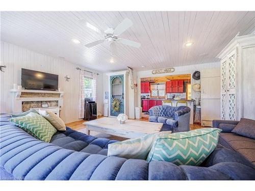 12235 Lakeshore Rd Road, Wainfleet, ON - Indoor Photo Showing Living Room