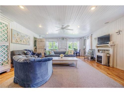 12235 Lakeshore Rd Road, Wainfleet, ON - Indoor Photo Showing Living Room