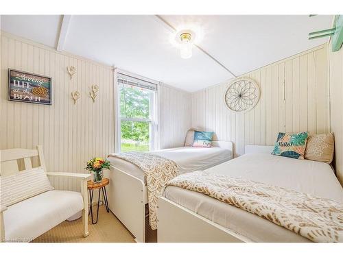 12235 Lakeshore Rd Road, Wainfleet, ON - Indoor Photo Showing Bedroom