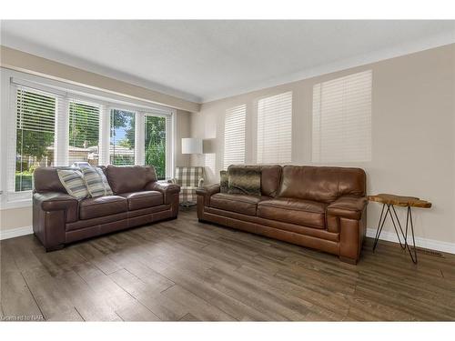 48 Shetland Crescent, St. Catharines, ON - Indoor Photo Showing Living Room